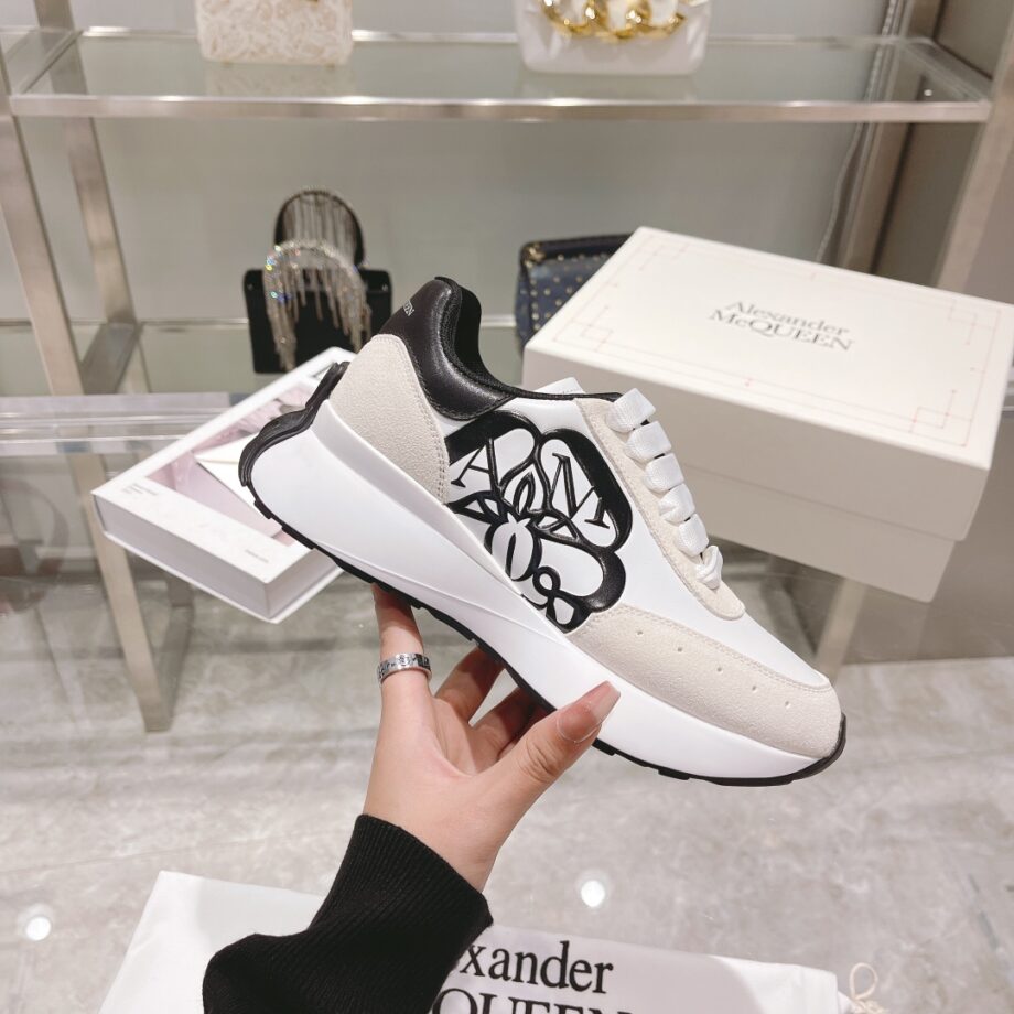 Alexander Mcqueen Seal Logo Low-top Runner Sneakers - AM139