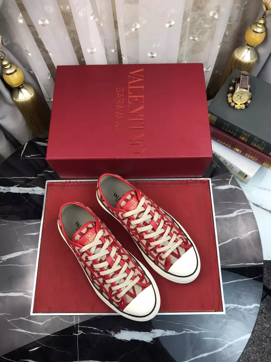 Valentino Garavani Toile Iconographe Totaloop Low Top Sneakers in BeigeRed - VLS073