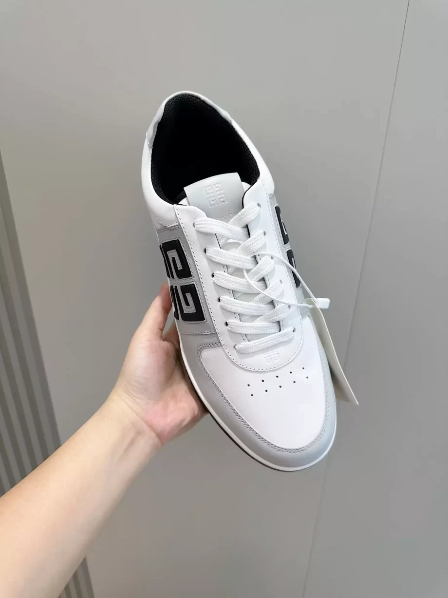 Givenchy G4 Sneakers in Leather and Perforated Leather Grey/Black - G57V