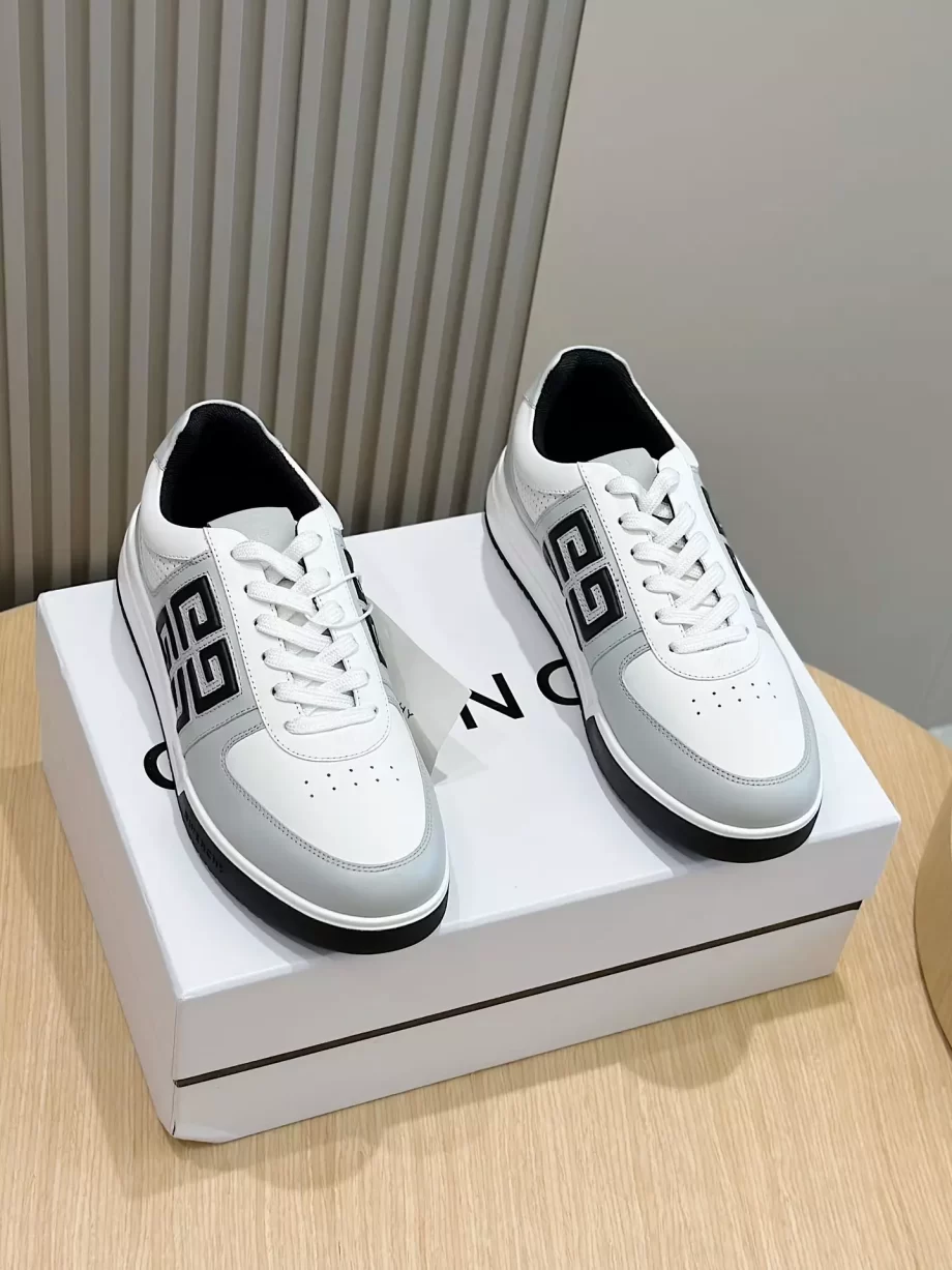 Givenchy G4 Sneakers in Leather and Perforated Leather Grey/Black - G57V