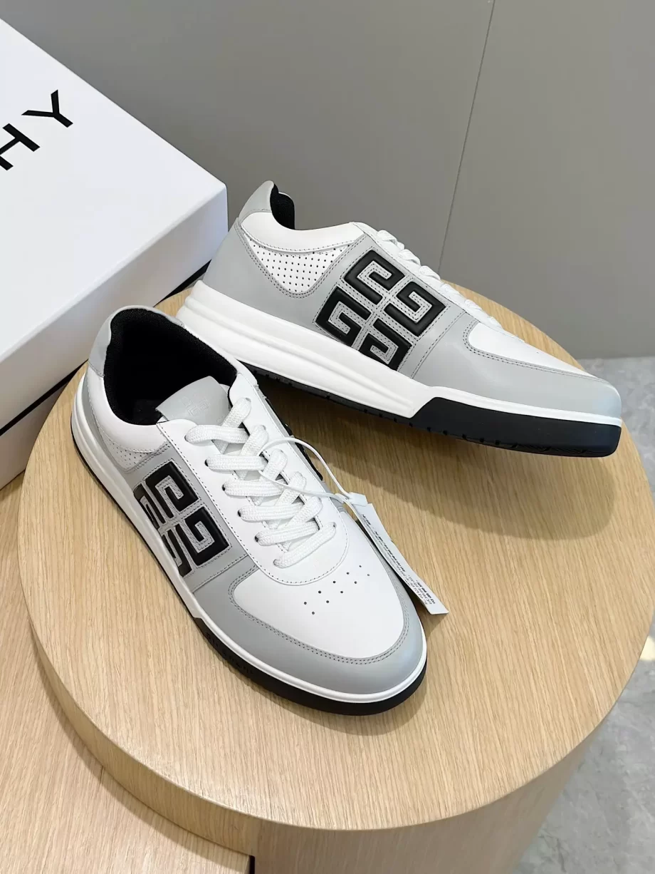 Givenchy G4 Sneakers in Leather and Perforated Leather Grey/Black - G57V