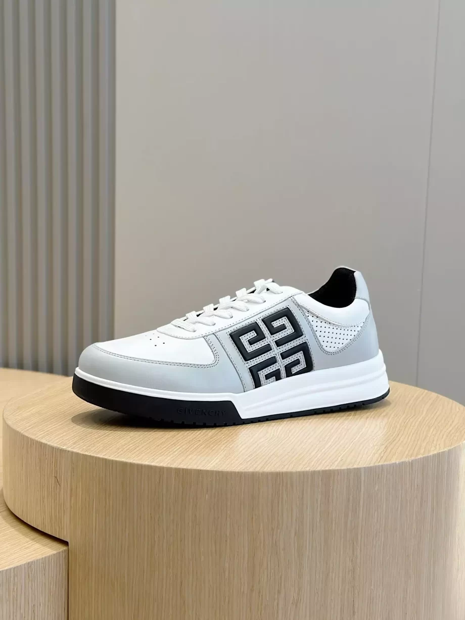 Givenchy G4 Sneakers in Leather and Perforated Leather Grey/Black - G57V