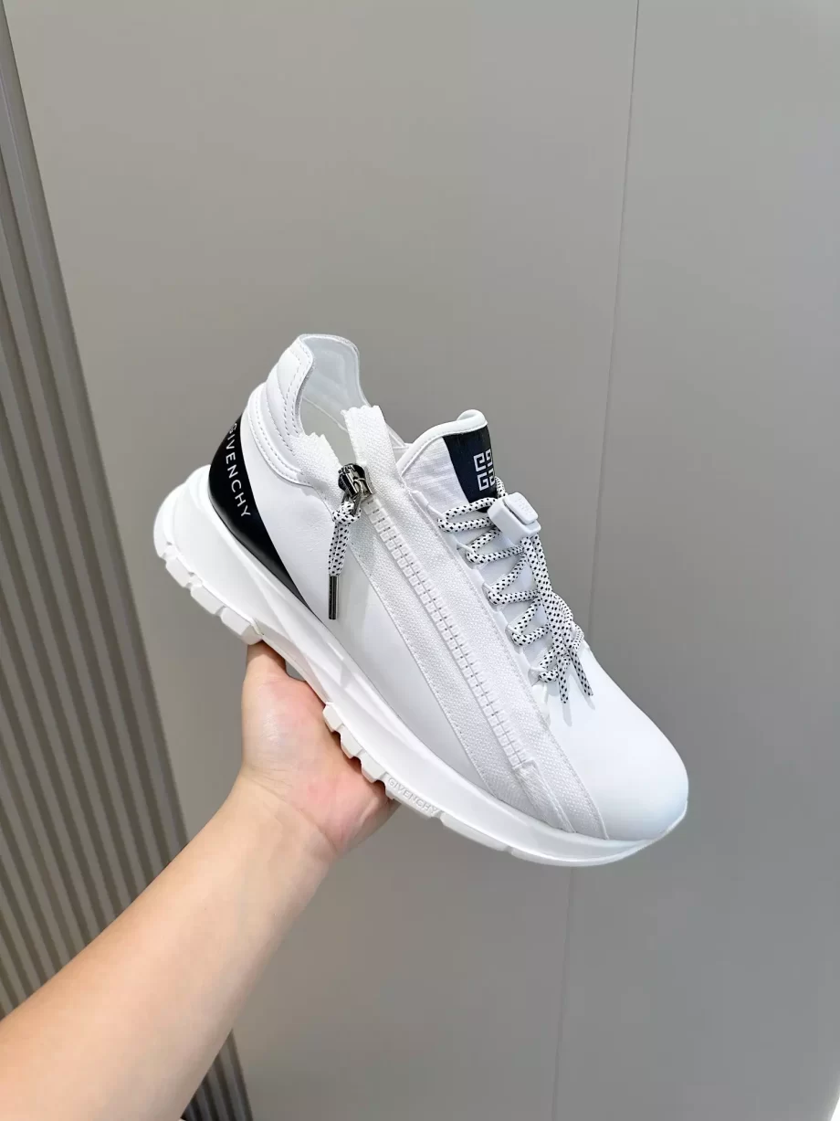 Givenchy Spectre Runner Sneakers in Synthetic Leather White/Black - G48V