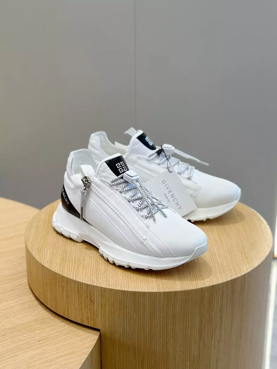 Givenchy Spectre Runner Sneakers in Synthetic Leather White/Black - G48V