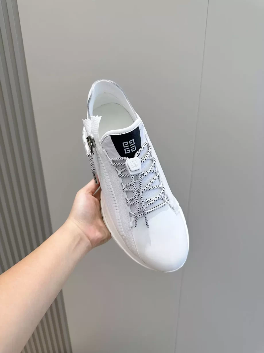 Givenchy Spectre Runner Sneakers in Synthetic Leather White/Black - G48V