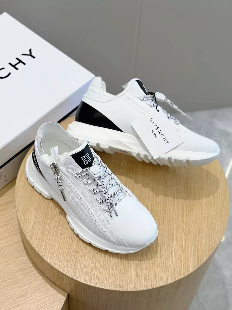 Givenchy Spectre Runner Sneakers in Synthetic Leather White/Black - G48V