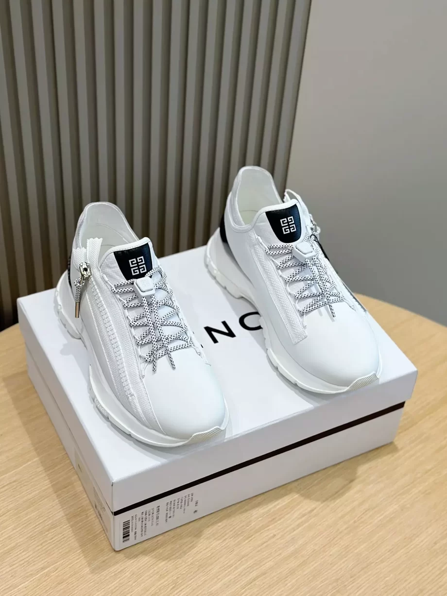 Givenchy Spectre Runner Sneakers in Synthetic Leather White/Black - G48V