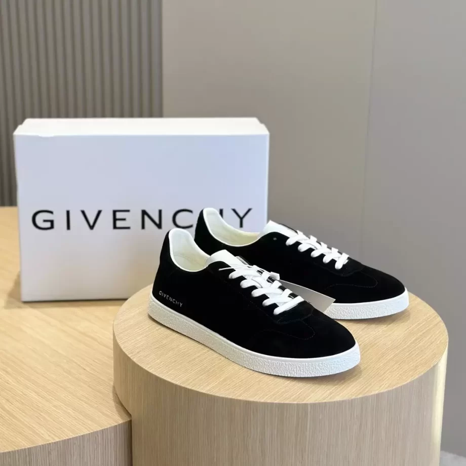 Givenchy Town Sneakers in Suede Black - G49V