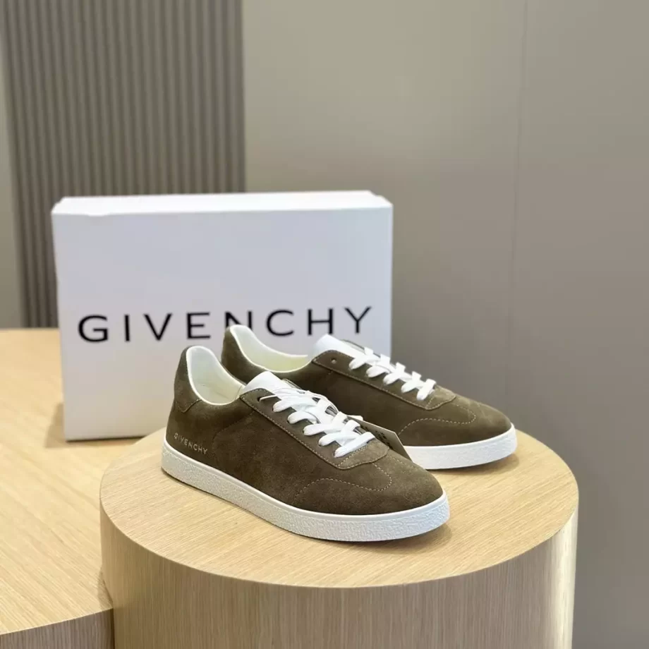 Givenchy Town Sneakers in Suede Light Brown - G51V