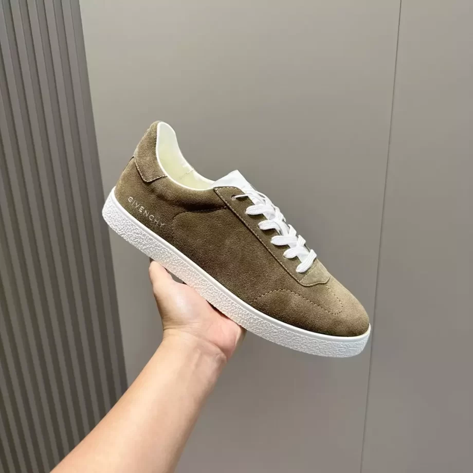 Givenchy Town Sneakers in Suede Light Brown - G51V