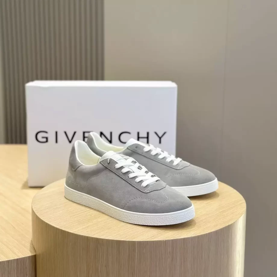 Givenchy Town Sneakers in Suede Light Grey - G50V